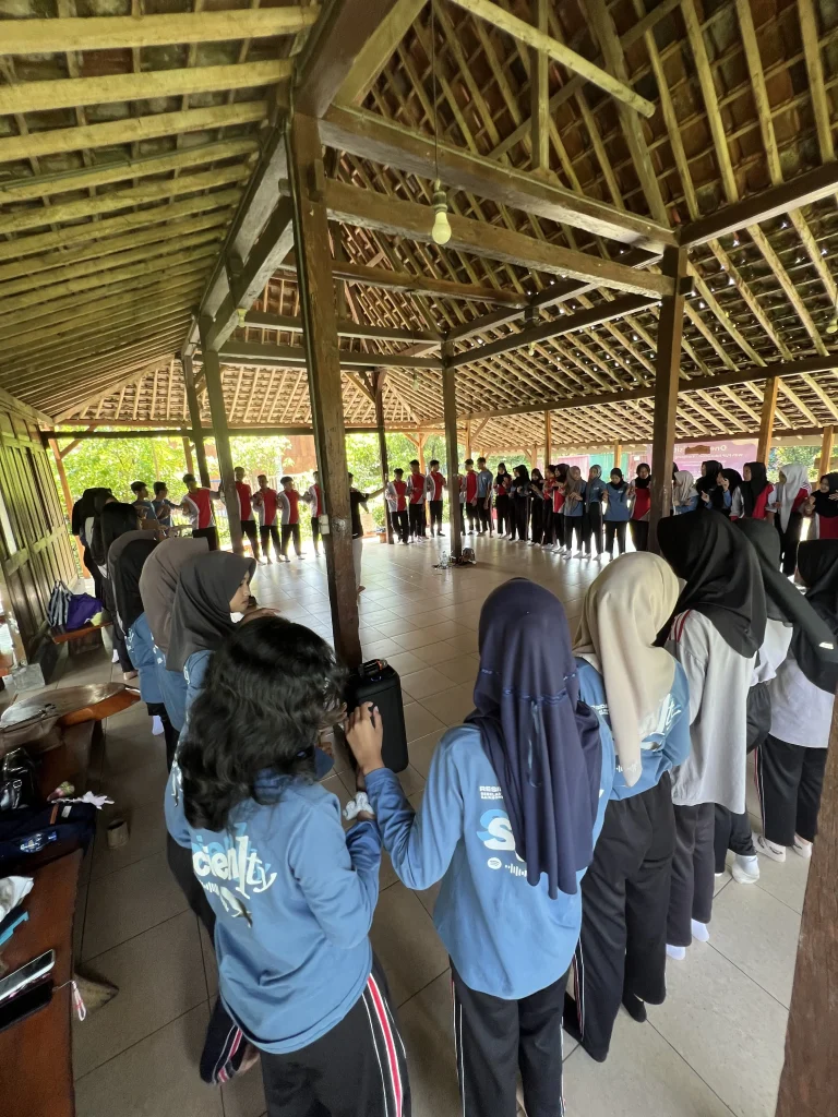 suasana belajar kursus bahasa Inggris Makassar FLIP Education English area