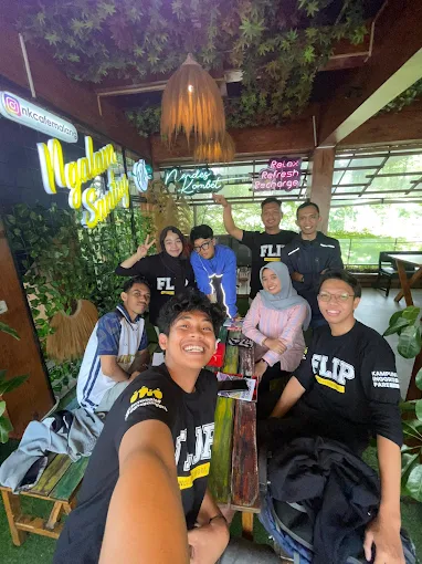 foto bersama member flip english school